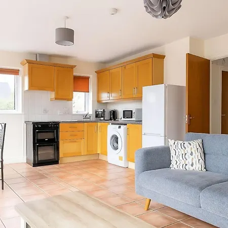 Cozy Ballintemple Pad, 2Br Near City With Parking
